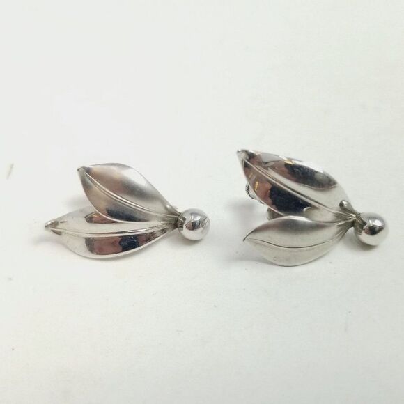 Vintage Little Leaves Clip On Earrings, Siver Tone, Leaf, Minimal Estate - Picture 6 of 6